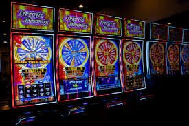 Live casino dengan dealer langsung dan berbagai permainan meja